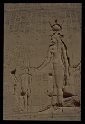 Relief représentant Hathor et son fils, Ihy, du mur arrière du temple, vers 125 av. J.-C. - 60 apr. J.-C.